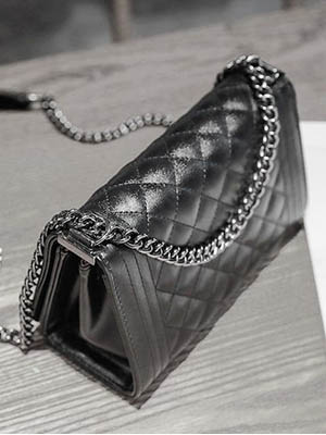 Женская сумочка тёмно-бежевая через плечо